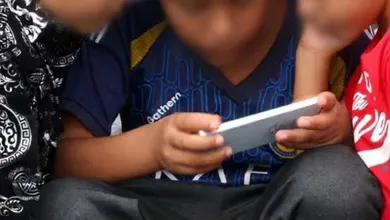 Advierten sobre riesgos de dar celulares y tabletas a niños desde temprana edad.
