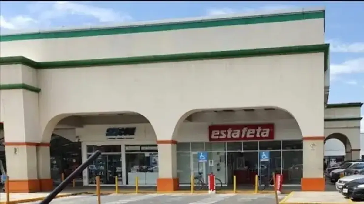 Caja explota en una oficina de paquetería en Coacalco