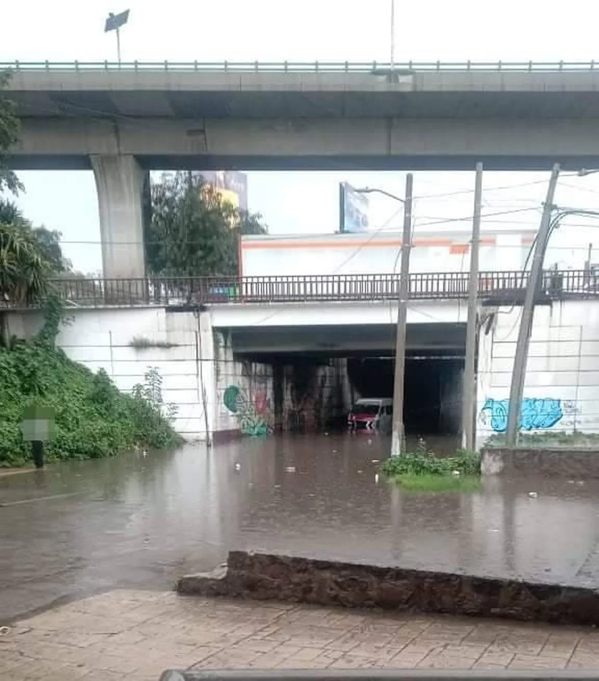 Atizapán: La López Portillo intransitable por las inundaciones