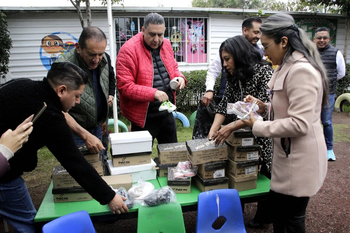 Entregan pares de zapatos a estudiantes de Chalco afectados por inundaciones