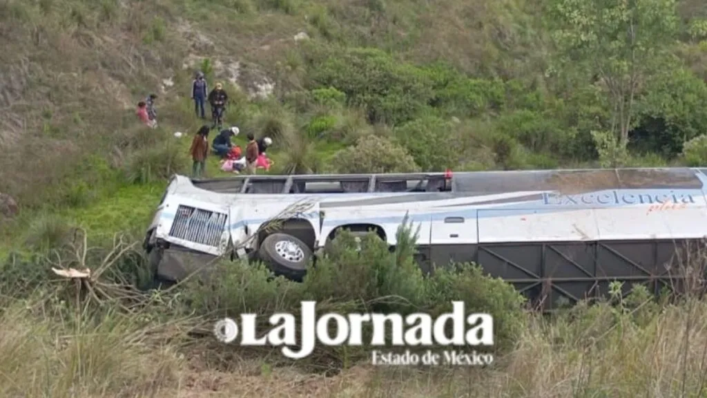 Camionazo deja dos muertos y suma siete lesionados en la Toluca-Zitácuaro [Actualización]
