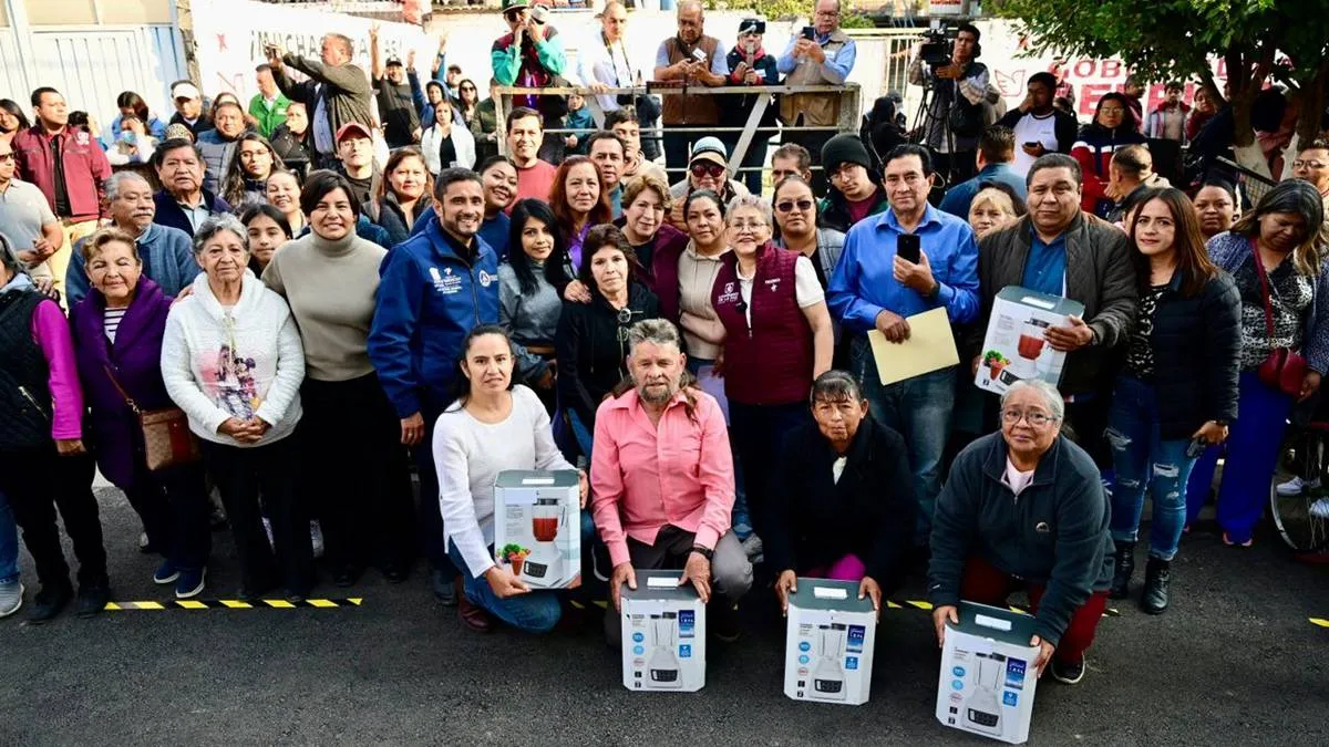 Delfina Gómez entrega enseres a familias afectadas por lluvias