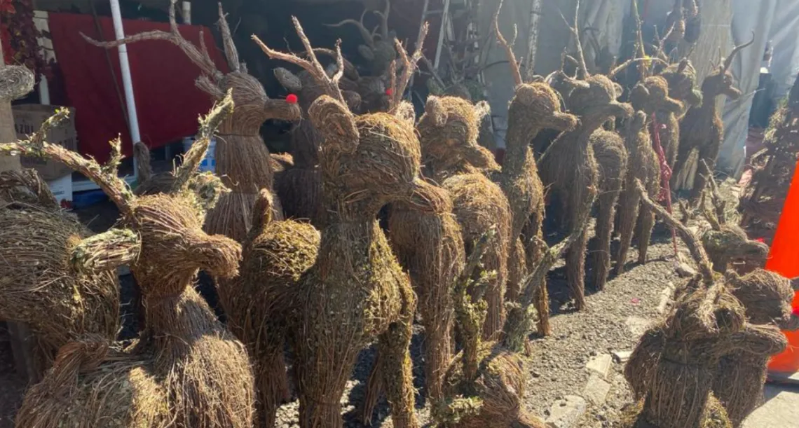 Tlalmanalco: Artesanos compiten con adornos navideños chinos