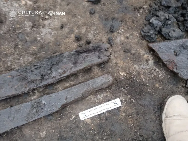 Descubren restos de embarcación de 400 años en Chalco