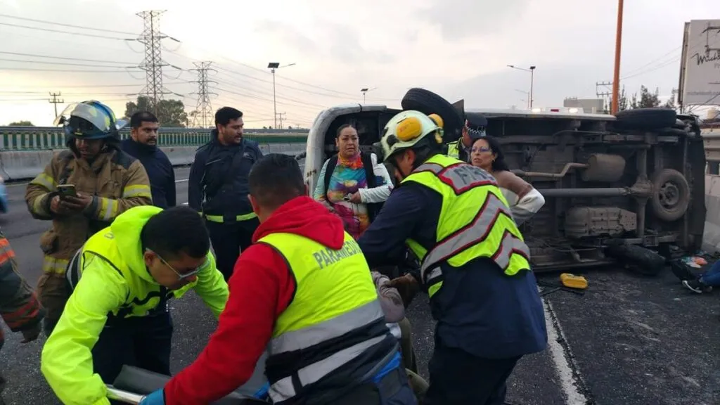 [Actualización] Volcadura de transporte público en la México-Pachuca deja una fallecida y 12 heridos