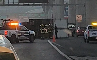 Vuelca camión en la México–Toluca y provoca caos vial rumbo a CDMX.