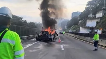 Cuerpos de emergencia trabajan en el lugar, mientras autoridades recomiendan evitar la zona y utilizar vías alternas.