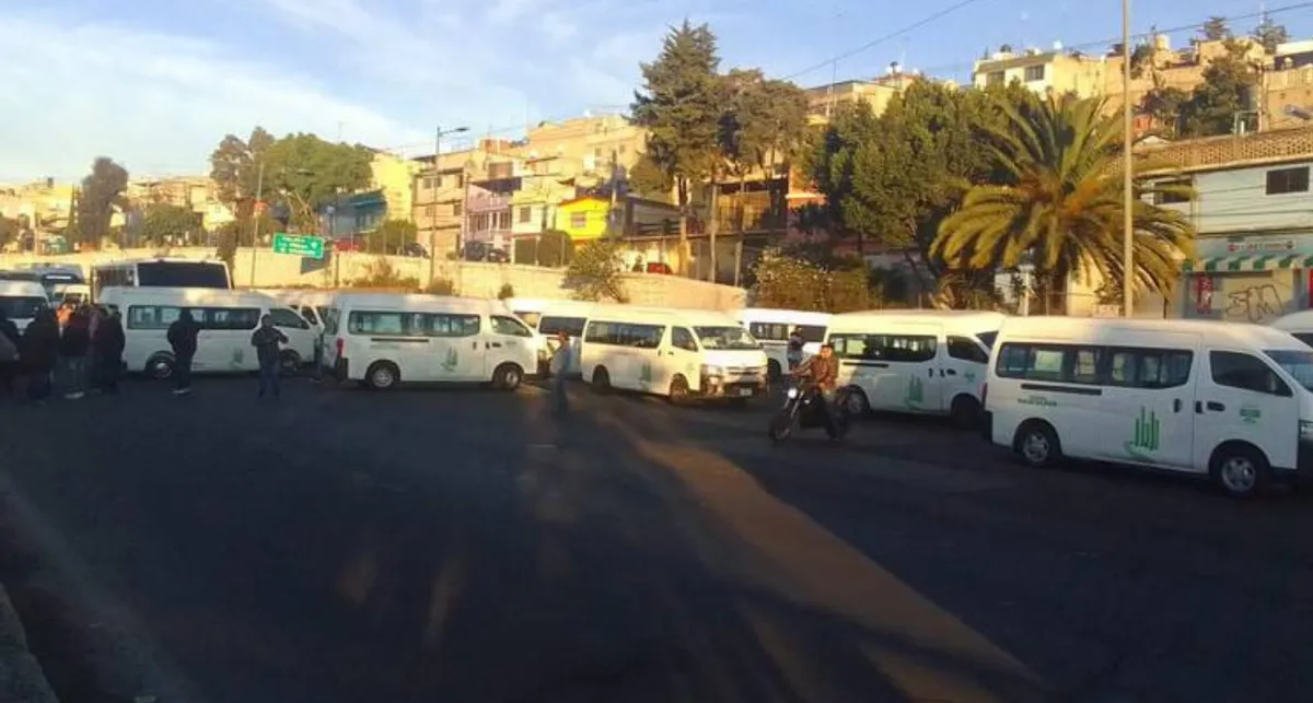 Naucalpan: Transportistas bloquean bulevar Luis Donaldo Colosio