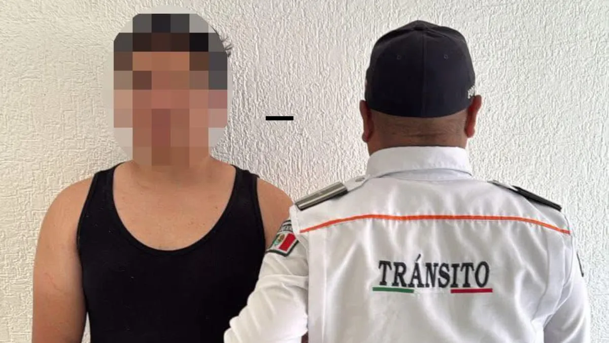 Adolescente es detenido por simular ser policía en Toluca