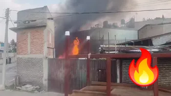 Bomberos de Atizapán sofocan incendio en chatarrera de San José del Jaral
