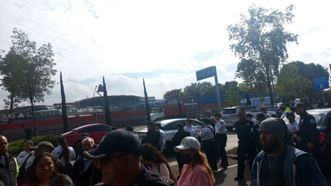 Naucalpan: Habitantes se manifiestan en avenida Lomas Verdes por ruidos en el subsuelo
