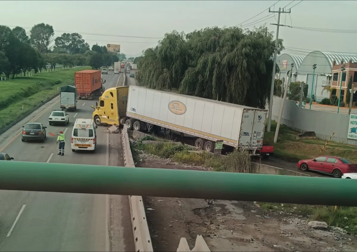 Tráiler se impacta en desviación de la carretera Toluca-Ixtlahuaca