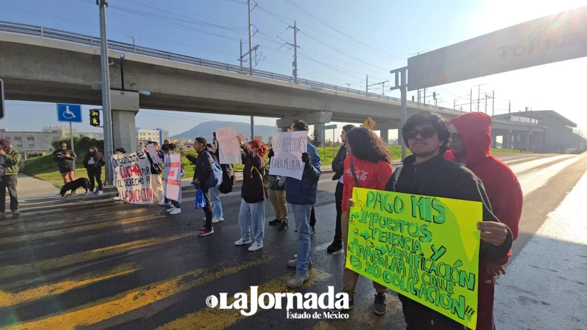 Estudiantes bloquean calles de Toluca exigen mejores vialidades