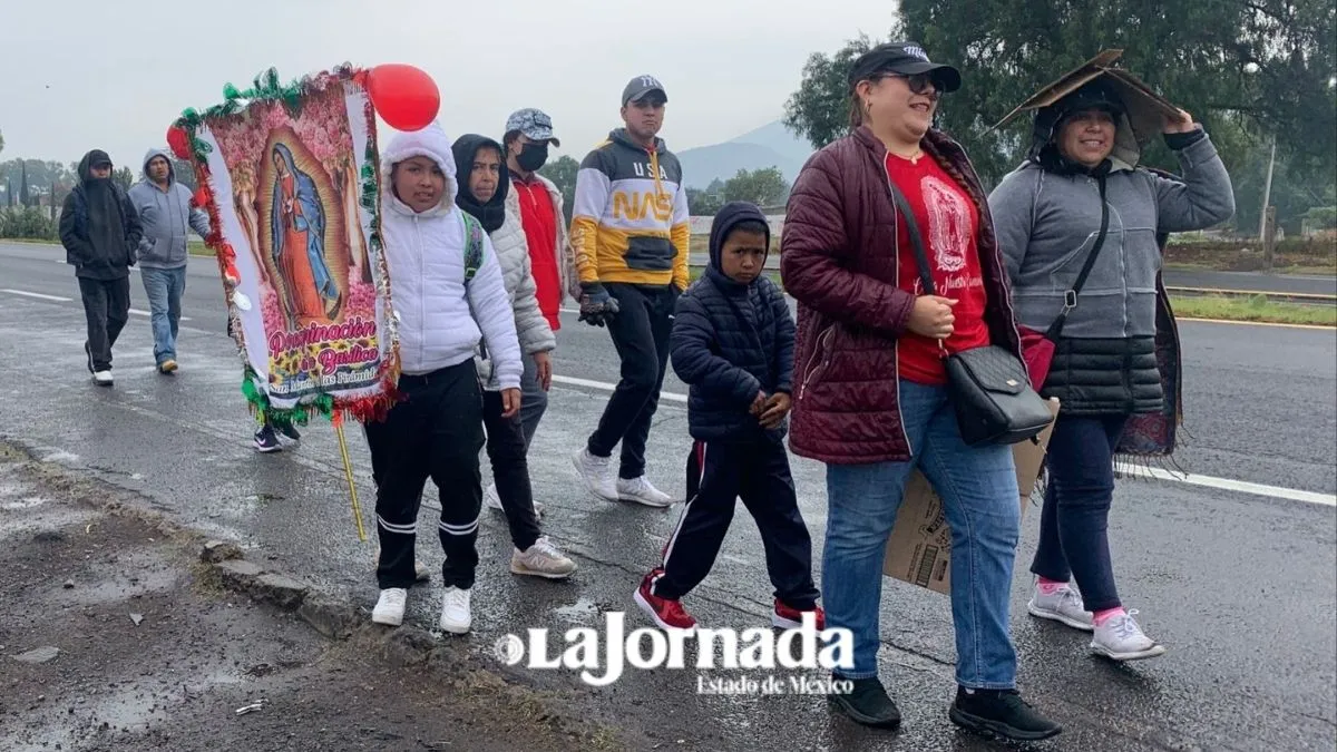 Edomex: Avanzan peregrinos guadalupanos entre lluvia y frío por el Valle de México