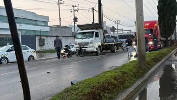 Se registra choque entre camión de carga y motociclista en Av. Las Partidas