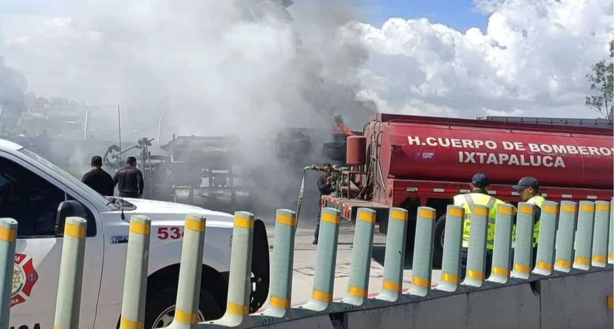 Ixtapaluca: Tractocamión vuelca y se incendia en la México-Puebla