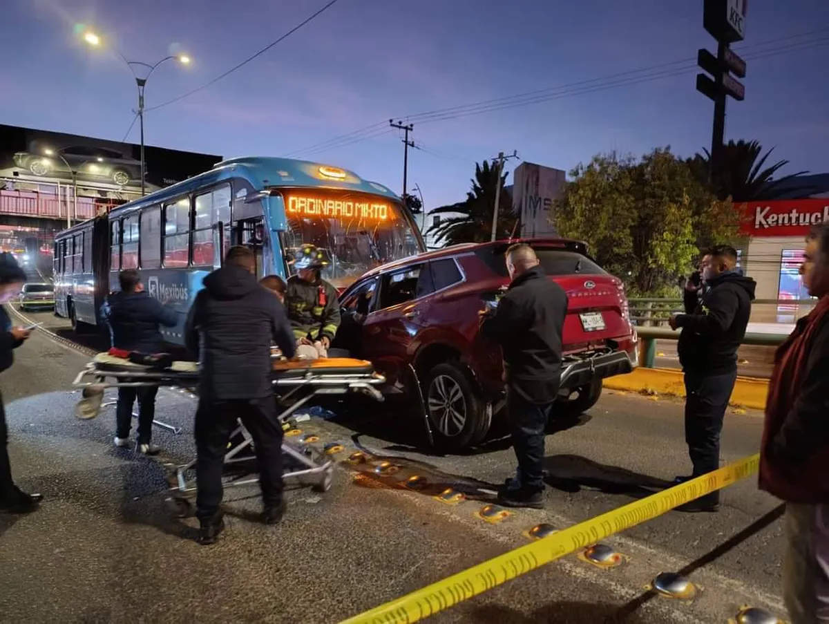 Accidente de Mexibús contra camioneta deja un muerto y 9 lesionados en la López Portillo