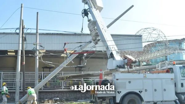 Alfredo del Mazo cerrada por postes derribados