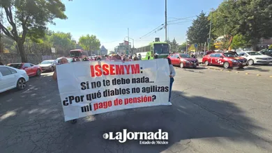 Manifestación por falta de pensiones y medicamentos en ISSEMyM