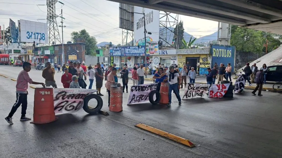 Vecinos de Ecatepec protestan por un mes sin agua