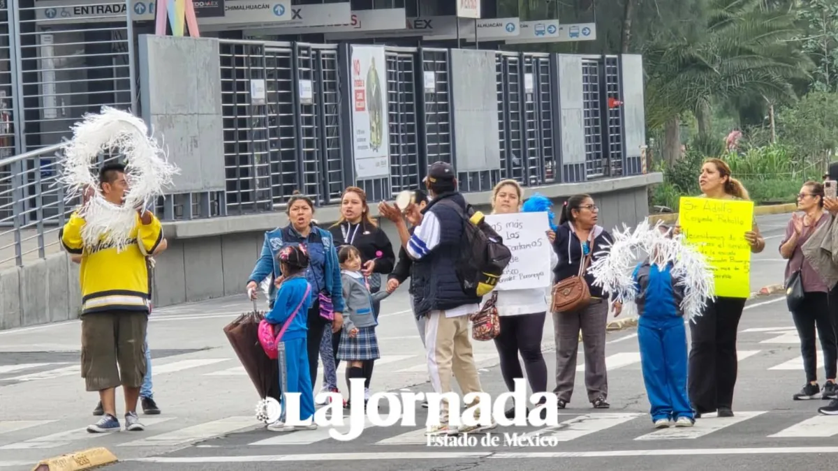Con bloqueo exigen luz eléctrica para escuela en Neza