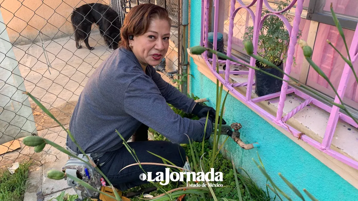 sara-rompe-barreras-reparando-tuberias