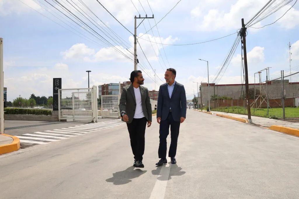 Cumple Fernando Flores a metepequenses con renovada calle