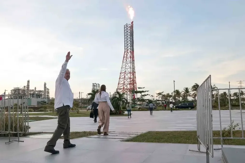 AMLO termina su sexenio con dos aeropuertos, una refinería y tres trenes; este es su legado