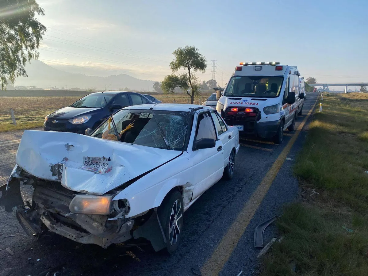 Choque entre tráiler y auto complica tránsito en la Toluca-Atlacomulco