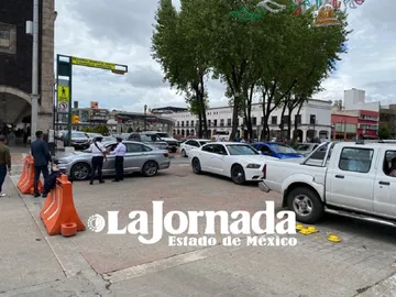 Provocan caos vial en el centro de Toluca trabajos con balizamiento de calles