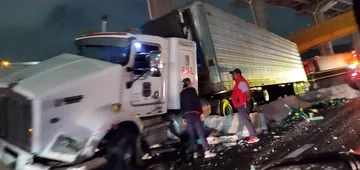 Tráiler choca contra muro de contención en la México-Puebla, frente a Los Reyes La Paz [VIDEO]