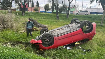 Volcadura en Paseo Tollocan causa tráfico intenso y daños materiales