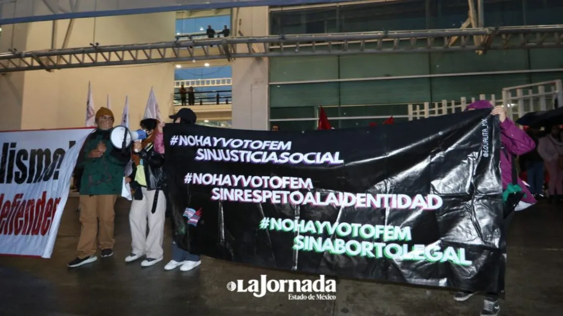 Manifestantes de No al tarifazo bloquean Paseo Tollocan a la altura del IEEM