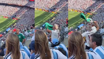 Aficionado mexicano muestra “tarjeta roja” a argentino y se vuelve viral [VIDEO]