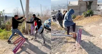 [VIDEO] Vecinos de colonia ‘Cuarta Transformación’ en Tultitlán arrancan letreros de calles con frases de AMLO