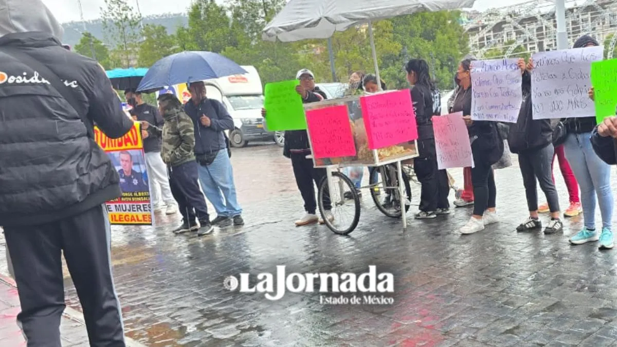Vendedores ambulantes se manifiestan en Toluca; piden les dejen trabajar
