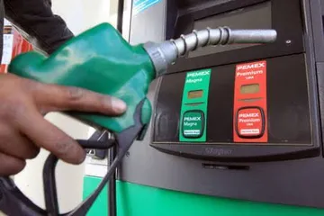 Toma de gasolina vendiendo el combustible