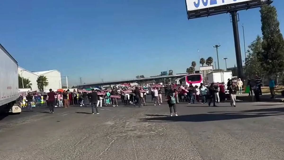Vecinos de Fimesa se retiran de la México-Querétaro,  van en busca de funcionario
