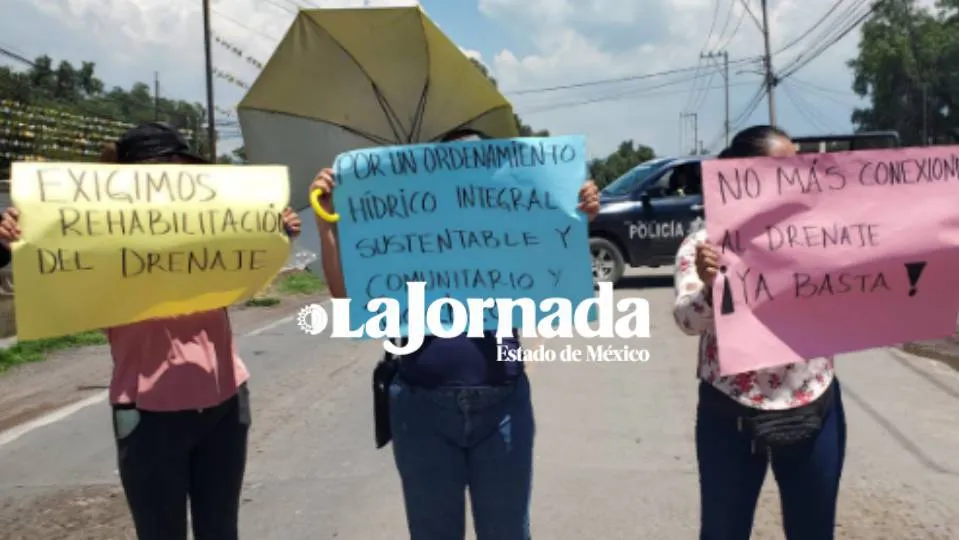 Con bloqueo exigen sustituir red de drenaje en Santa Catarina Acolman