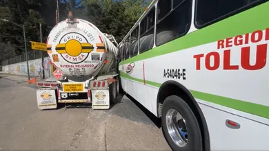 Unidades de emergencia también llegaron al lugar de los hechos para atender a los posibles afectados.