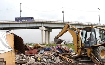 Chimalhuacán desaloja asentamientos irregulares junto al Canal de la Compañía