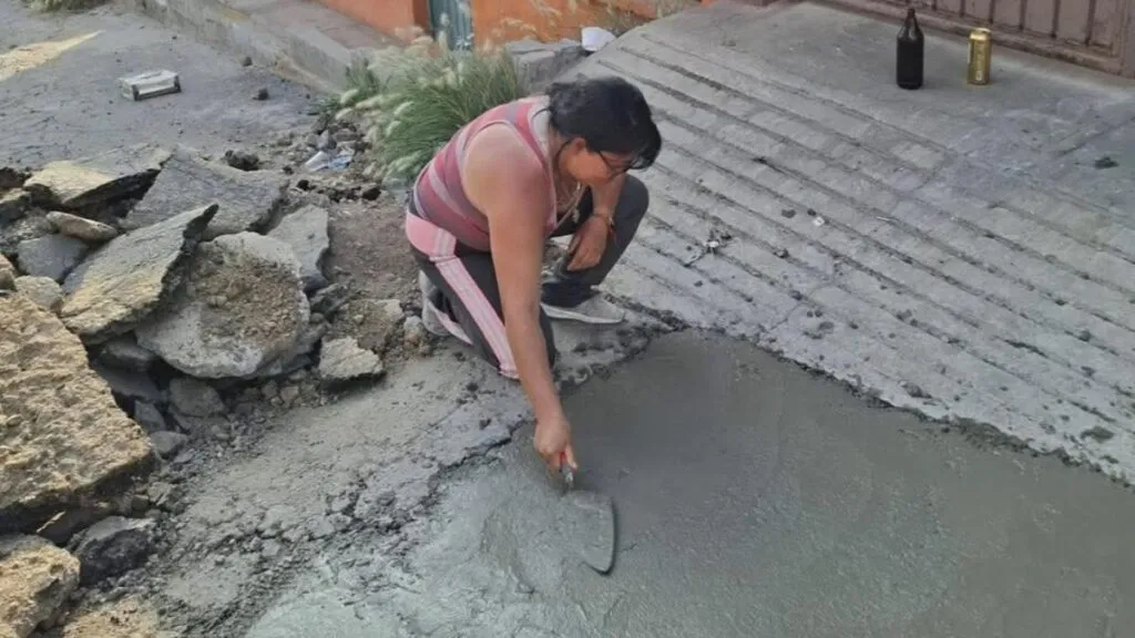 Vecinos de Ixtapaluca repavimentan calle con recursos propios