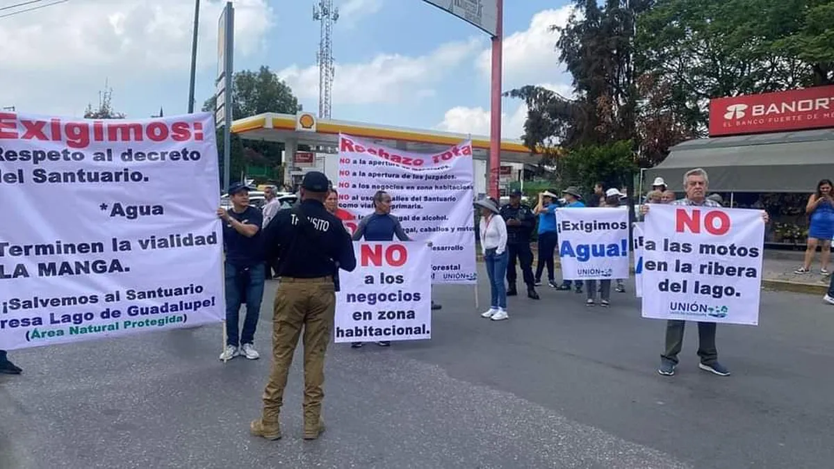 Cuautitlán Izcalli: Bloquean la glorieta de Bosques de lago para exigir diversas demandas