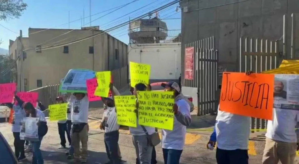 Exigen búsqueda de Juan José López; bloquean Av. Gustavo Baz