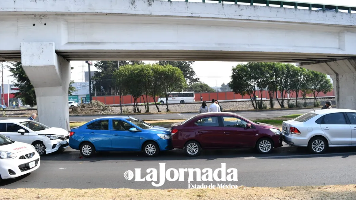 Carambola vehicular en Paseo Tollocan deja seis autos dañados y congestionamiento vial