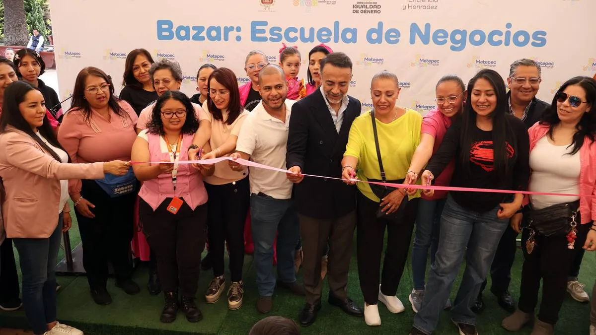 Fernando Flores realiza entrega de varias obras en Metepec