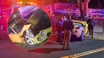 Una mujer murió tras el choque de un Pontiac Solstice contra una jardinera en San Francisco Coaxusco, Metepec.