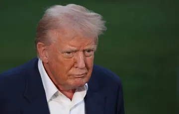 Trump dijo que era "cierto" que propuso enviar tropas a México y arremetió contra Sheinbaum por descartar la idea.