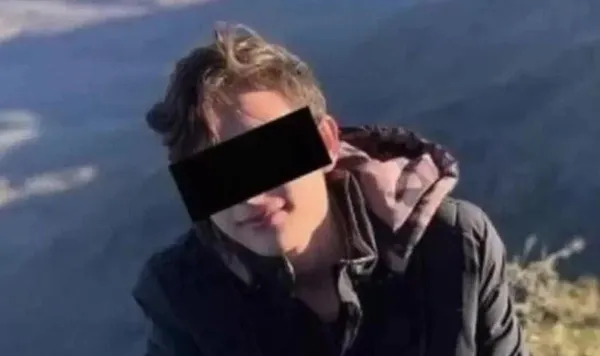 El joven la apuñaló 47 veces con una navaja, causándole heridas graves en cuello, espalda, pecho, cabeza, manos y brazos, incluida una perforación de pulmón.