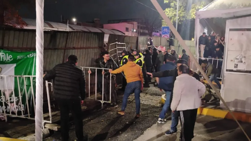 Ni la lluvia detiene a miles de fans de Caifanes en la Feria del Alfeñique 2026 en Toluca
